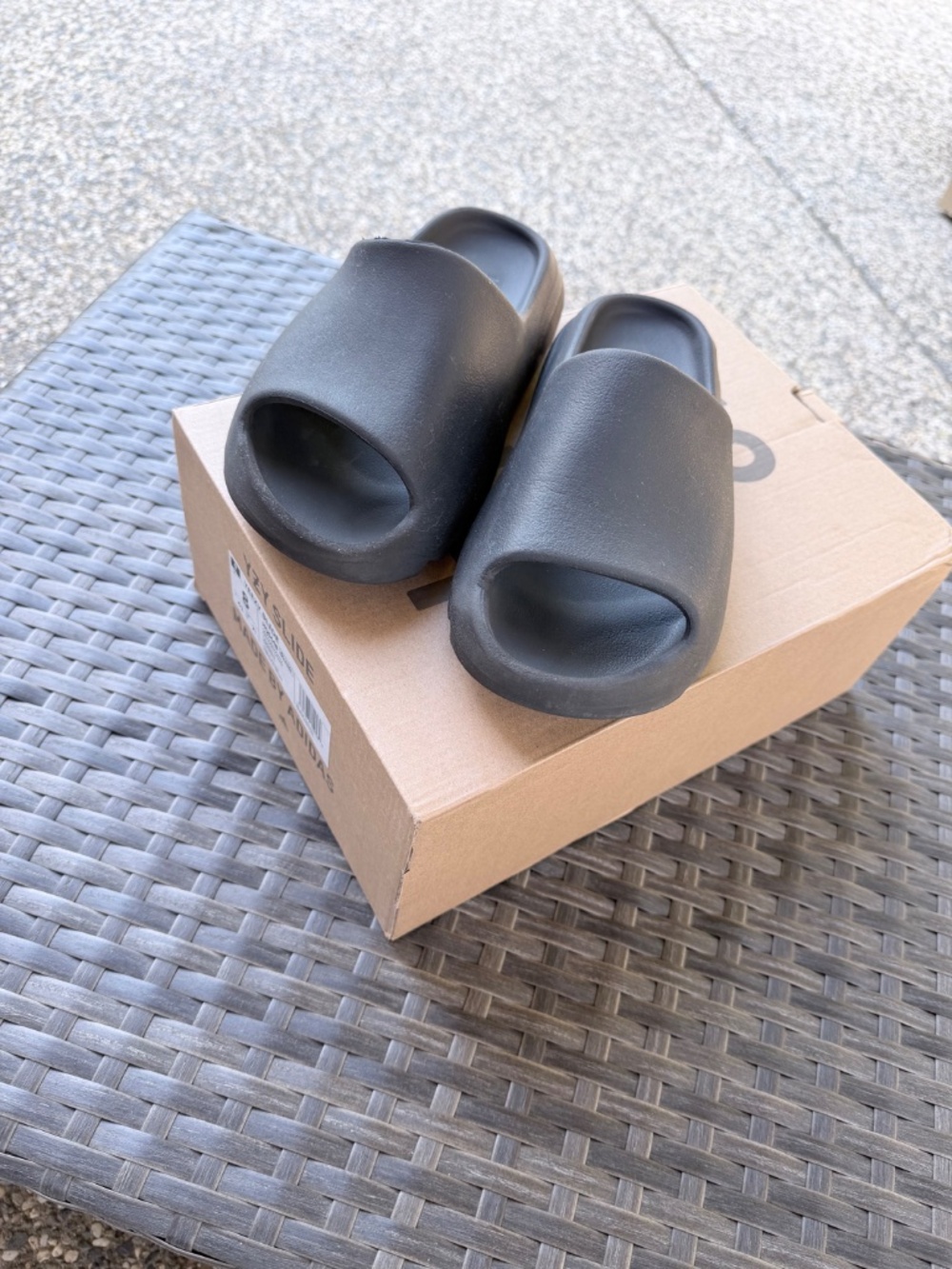 Yeezy Slide - Picture 2 of 3